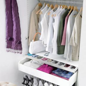 Как навести порядок в шкафу? Как правильно хранить одежду?